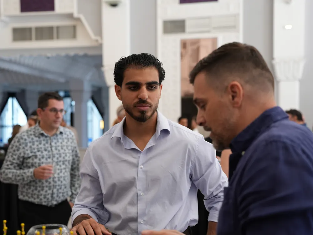 Ahmed Al Gizani en échange avec un dirigeant lors d'un séminaire