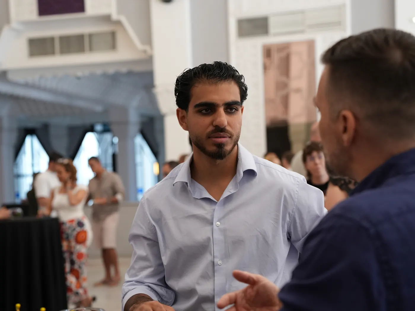 Ahmed Al Gizani en entretien avec un dirigeant