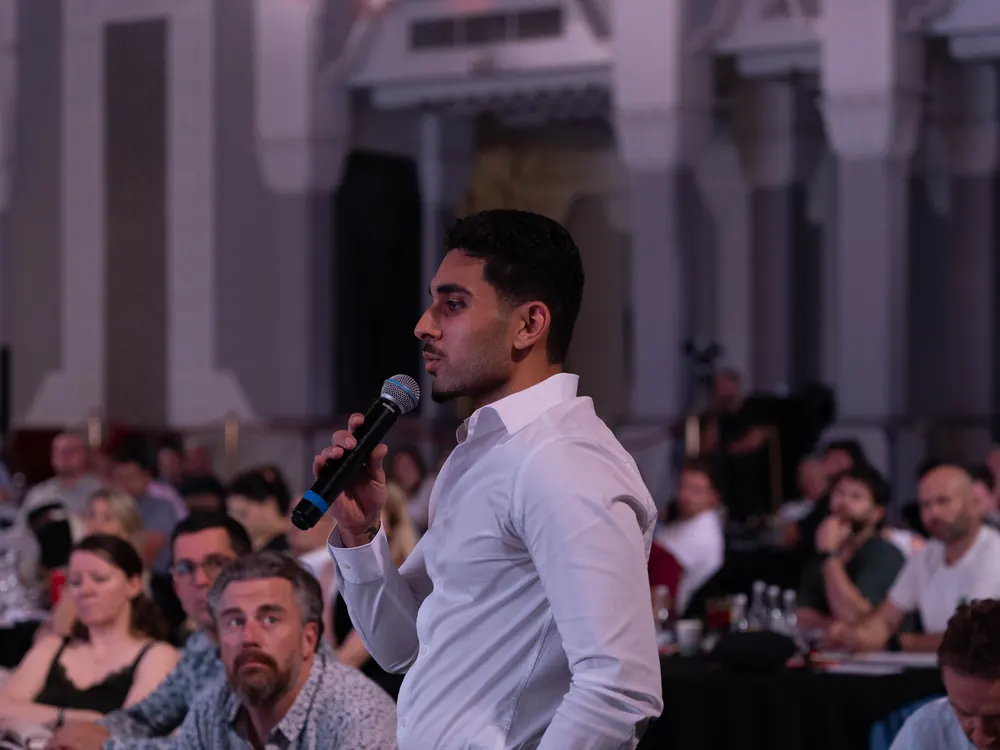 Ahmed Al Gizani prenant la parole devant une assemblée