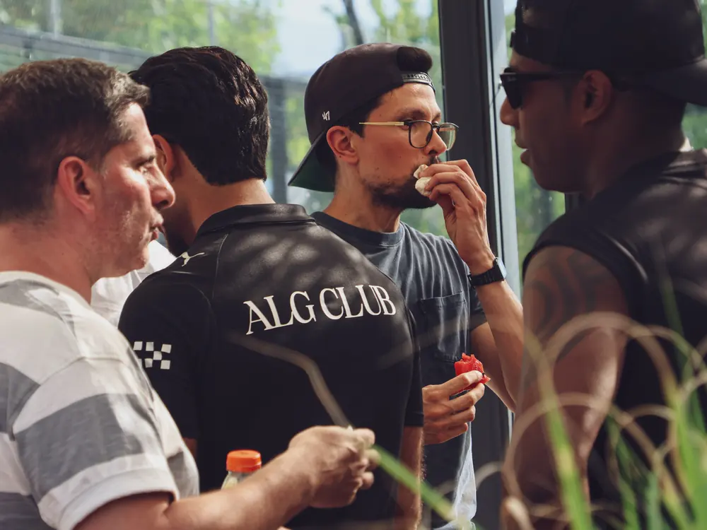 Discussion en groupe entre membres ALG Club