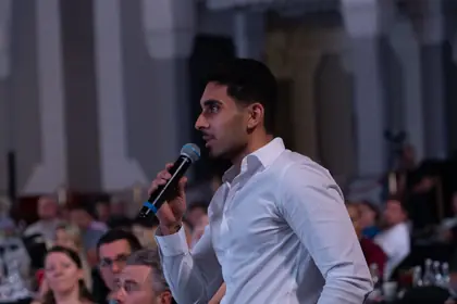 Ahmed Al Gizani prenant la parole devant l'assemblée
