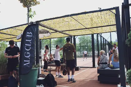 Terrain de padel et kakemonos ALG Club lors de l'événement clients